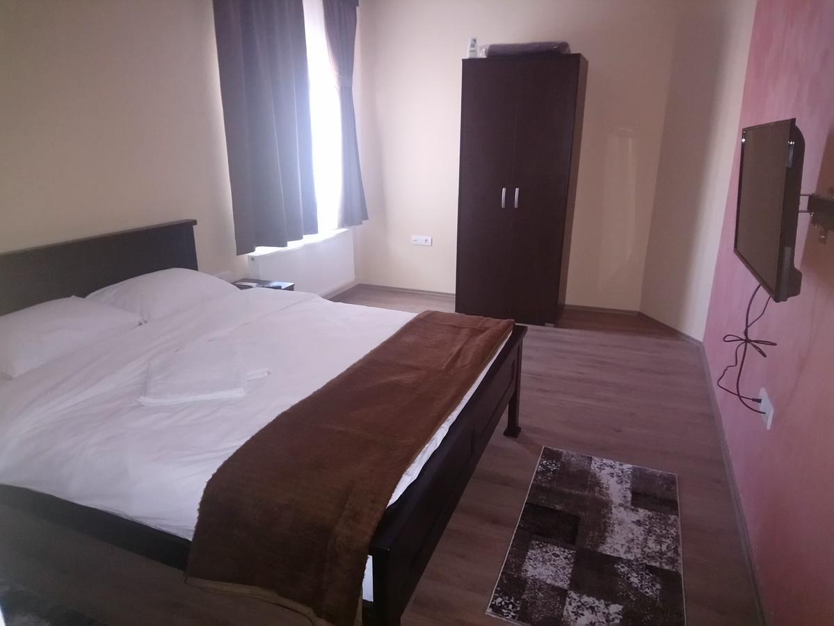 Prenociste Hrast Hostel Paraćin Exterior foto