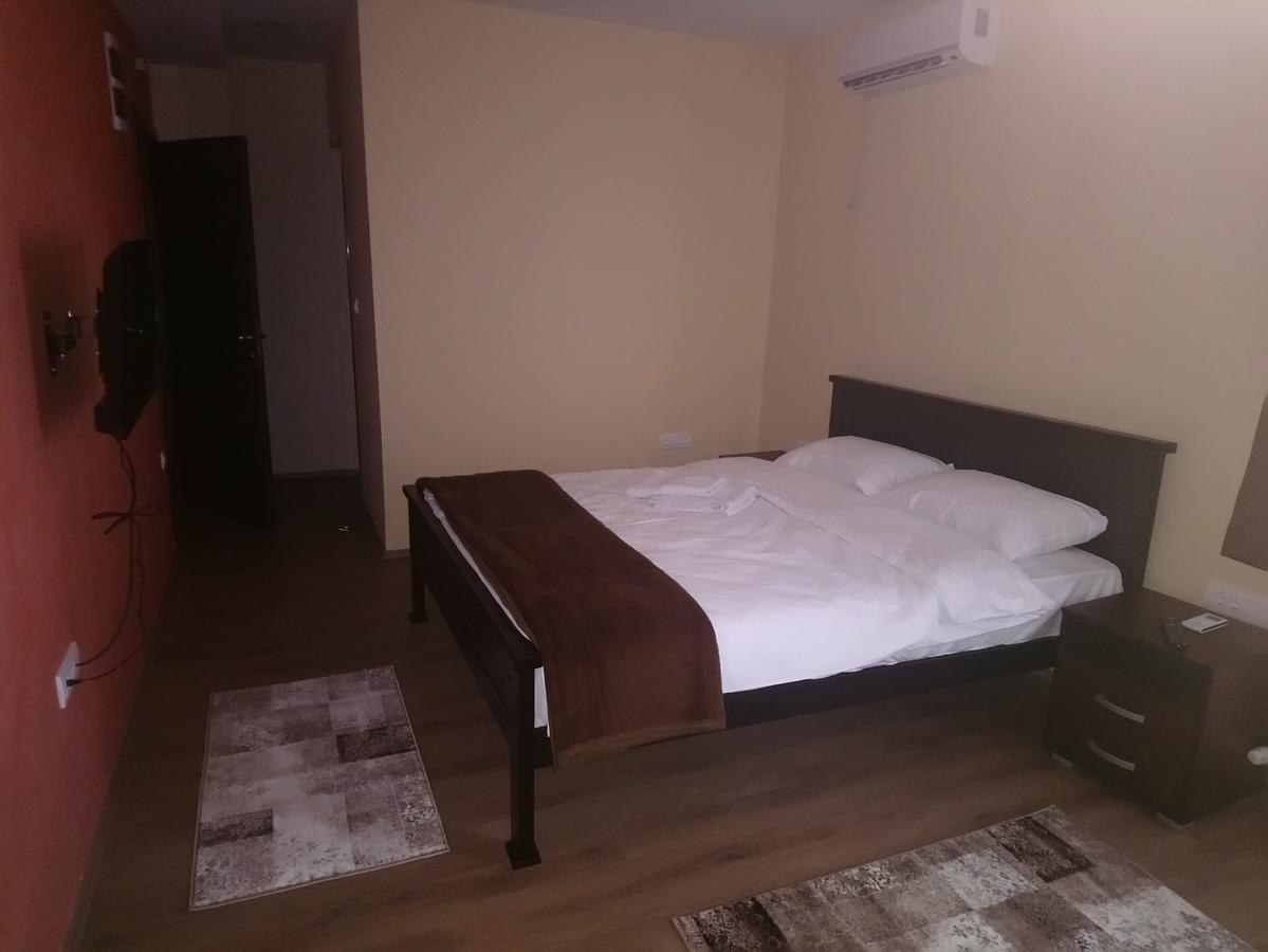 Prenociste Hrast Hostel Paraćin Exterior foto