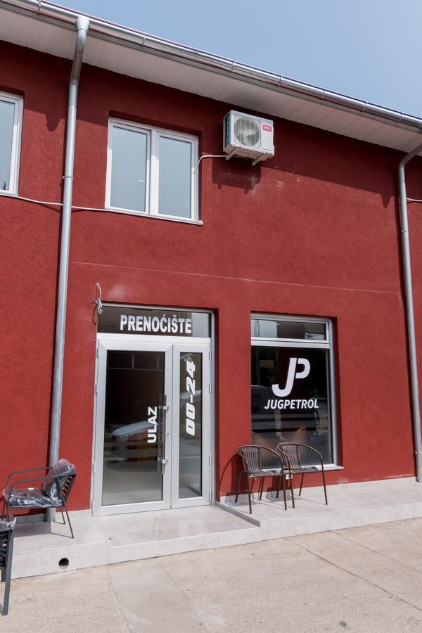 Prenociste Hrast Hostel Paraćin Exterior foto